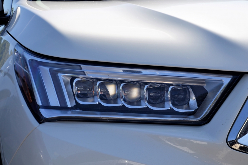 automobile-MENTON-min_acura-headlamp-2834131